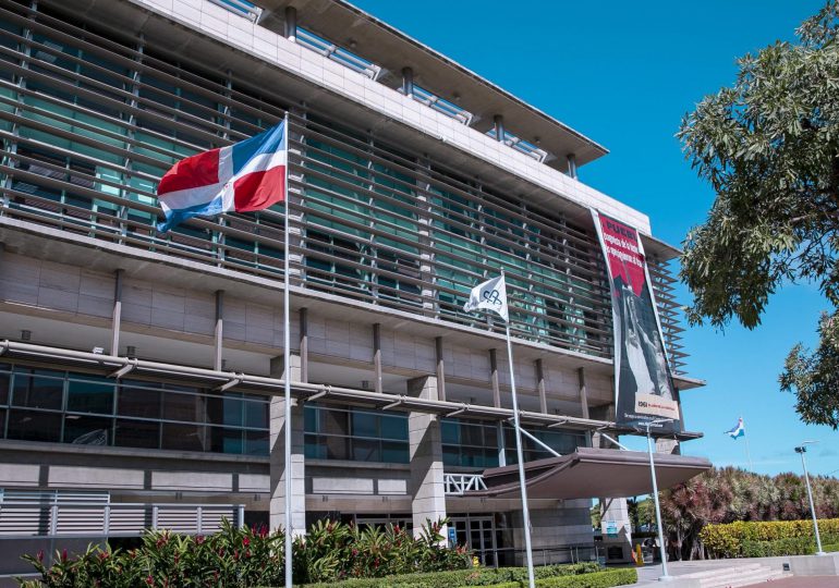 El hombre haciéndose acaecer por el turista robó dos de los anillos de Duarte