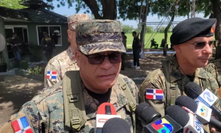 El ministro de Defensa y los funcionarios estadounidenses inspeccionan la frontera dominicana-haitiana