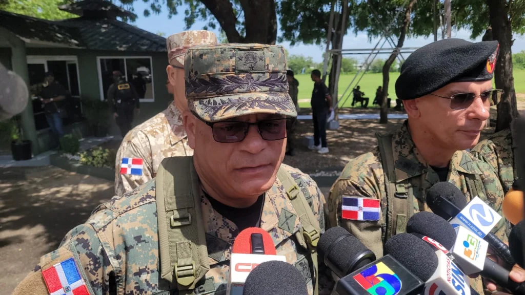 El ministro de Defensa y los funcionarios estadounidenses inspeccionan la frontera dominicana-haitiana