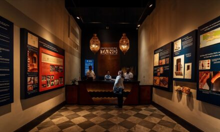 El ministro de civilización y José Mármol discuten el poder de las palabras en Casa del Cordón