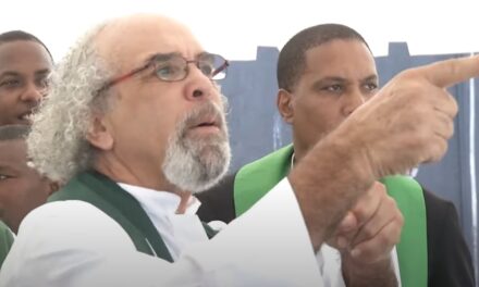 El padre Rogelio confronta a la policía en el sitio de Jet Set, denuncia «esa miserable justicia» y pide sepulcro