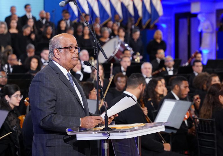 Ex presidente e historiador re-grabación del himno doméstico dominicano