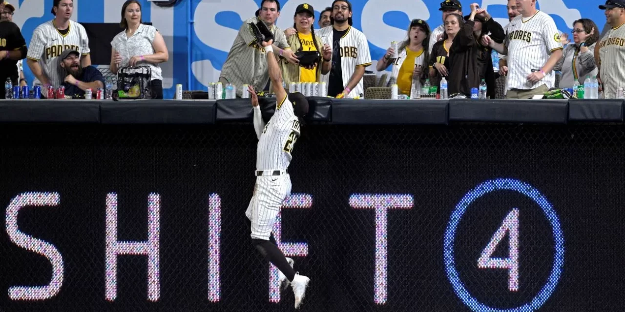 Fernando Tatis Jr se roba jonrón y Padres ganan para colocarse a un encaje del primer espacio