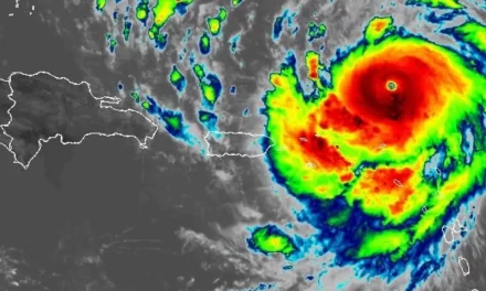 El poderoso huracán Erin llega a la categoría 5