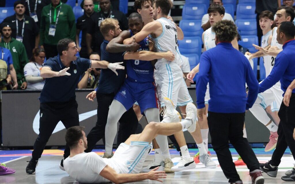 David Jones pide disculpas públicas tras el altercado en el partido contra Argentina