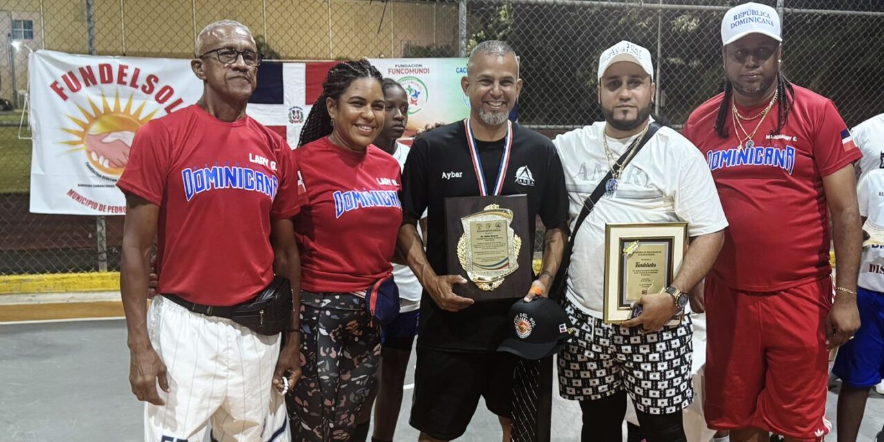 Academia de Baloncesto ARBA en Puerto Rico reconoce a dirigente dominicano por sus aportes al deporte alegre