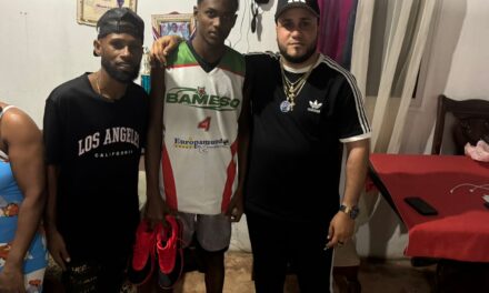 Joven dominicano recibe apoyo financiero para participar en juegos de baloncesto de intercambio en EE.UU.