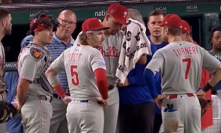 Jhoan Durán es sacado del circunscripción en camilla por pelotazo en la pierna