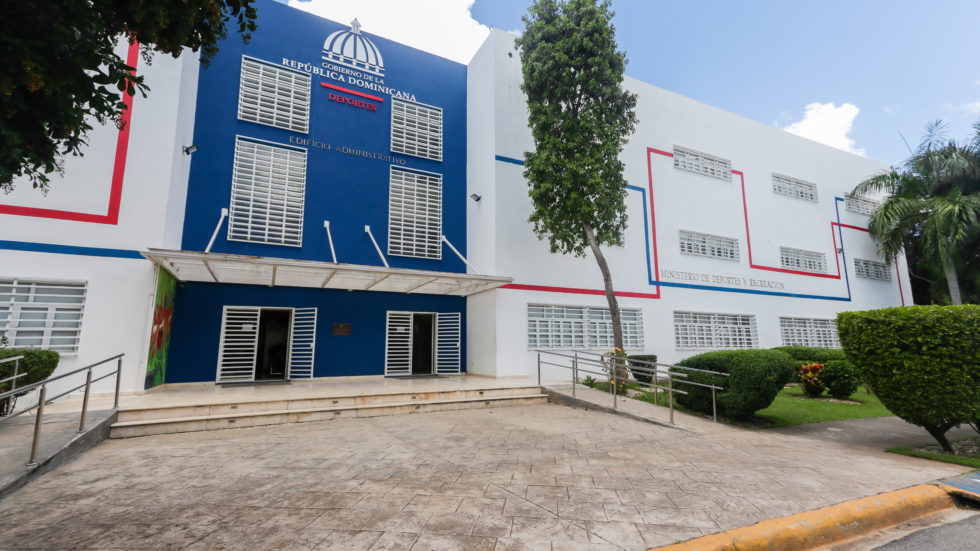 Ministro de Deportes anuncia inversión de RD$ 800 millones para construir 30 multiusos en GSD