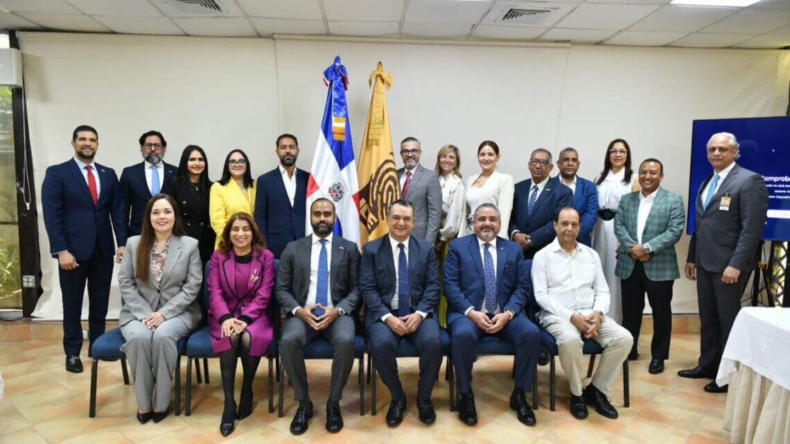 JCE presenta el trapo de la nueva plástico de identificación