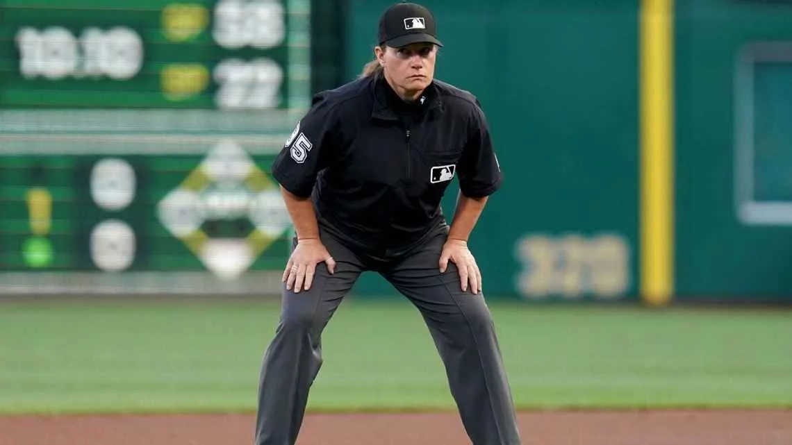 Jen Pawol, primer mujer umpire en historia MLB regresó