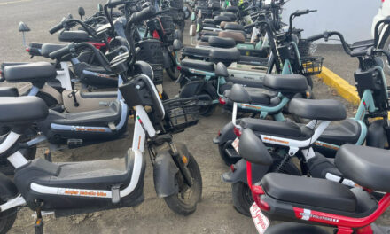 La Policía Nacional devuelve 56 scooters eléctricos incautados en Santiago.