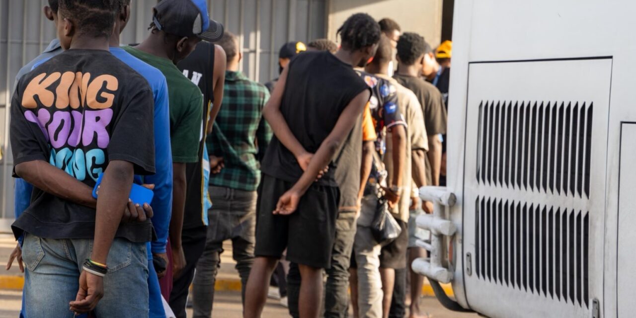 Las patrullas militares dominicanas atrapan a 34 migrantes haitianos que evaden puntos de control