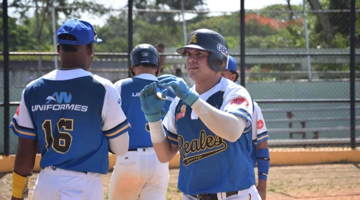 Reales de Santiago ganan tres seguidos béisbol Liga Verano