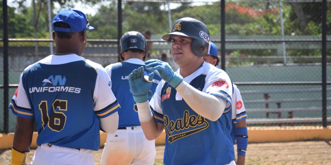 Reales de Santiago dominan en la cuarta época de la Liga de Verano