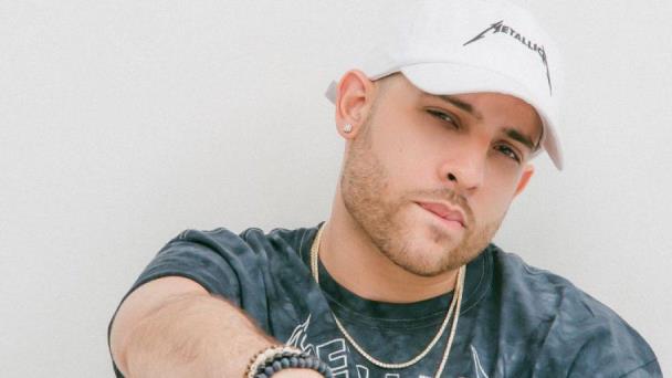 Mark B se une a la festival de la escuela en Santiago