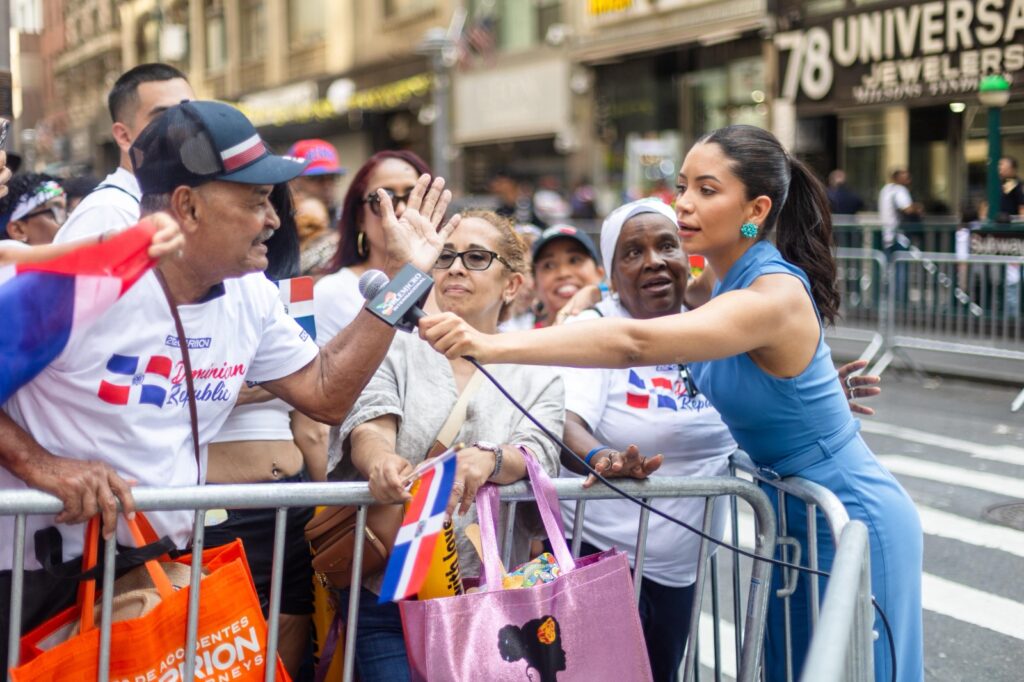 Melissa Santos brilla en el desfile dominicano de Manhattan y la gran parada del Bronx - Noticias hoy en la República Dominicana | Último minuto