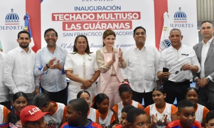 Gobierno entrega techado multiusos en Las Guáranas