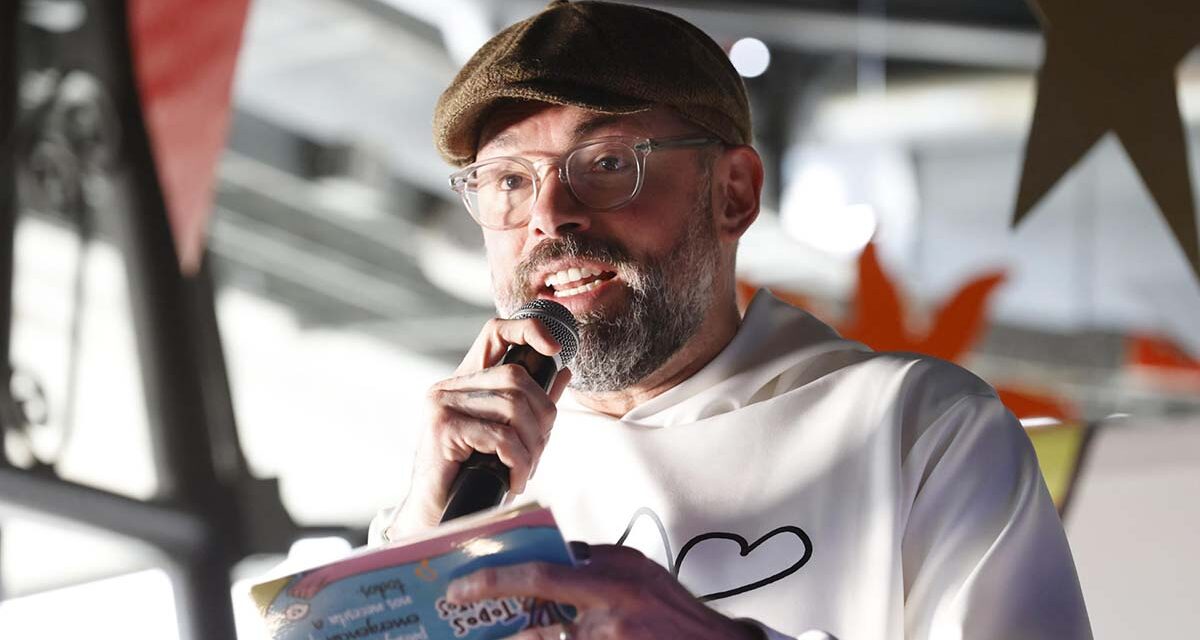 Video | Santiago Cruz celebra 15 primaveras de 'Crossroads' con un portafolio lámina en vivo