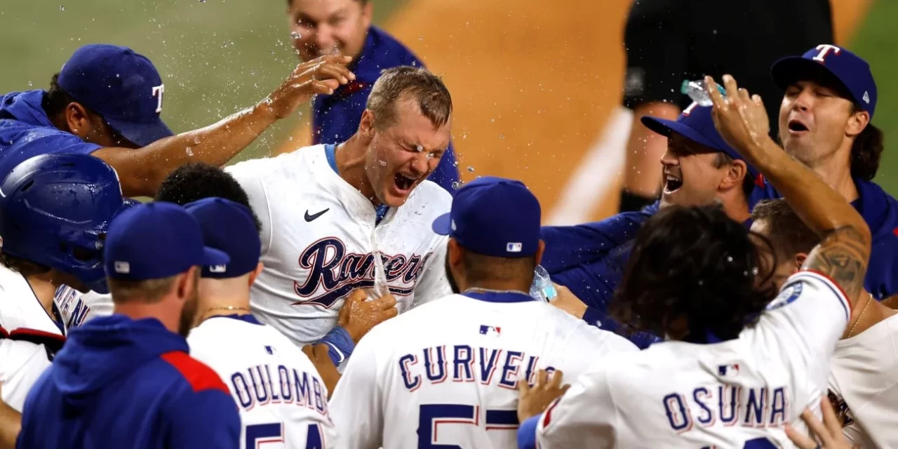 Rangers hundieron más a Yankees con poderosa remontada en extrainnings