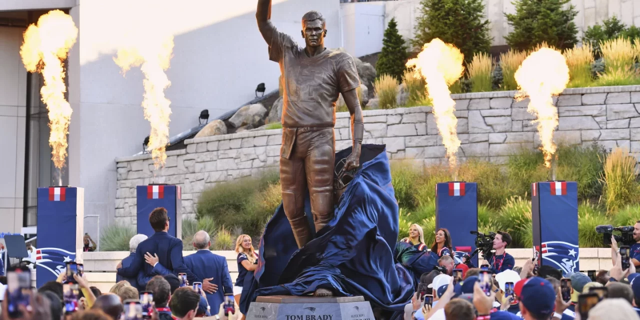 Los Patriots revelan una estatua de Tom Brady, el mariscal de campo que los llevó a seis victorias en el Super Bowl