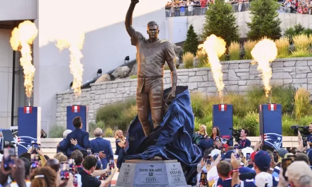 Los Patriots revelan una estatua de Tom Brady, el mariscal de campo que los llevó a seis victorias en el Super Bowl