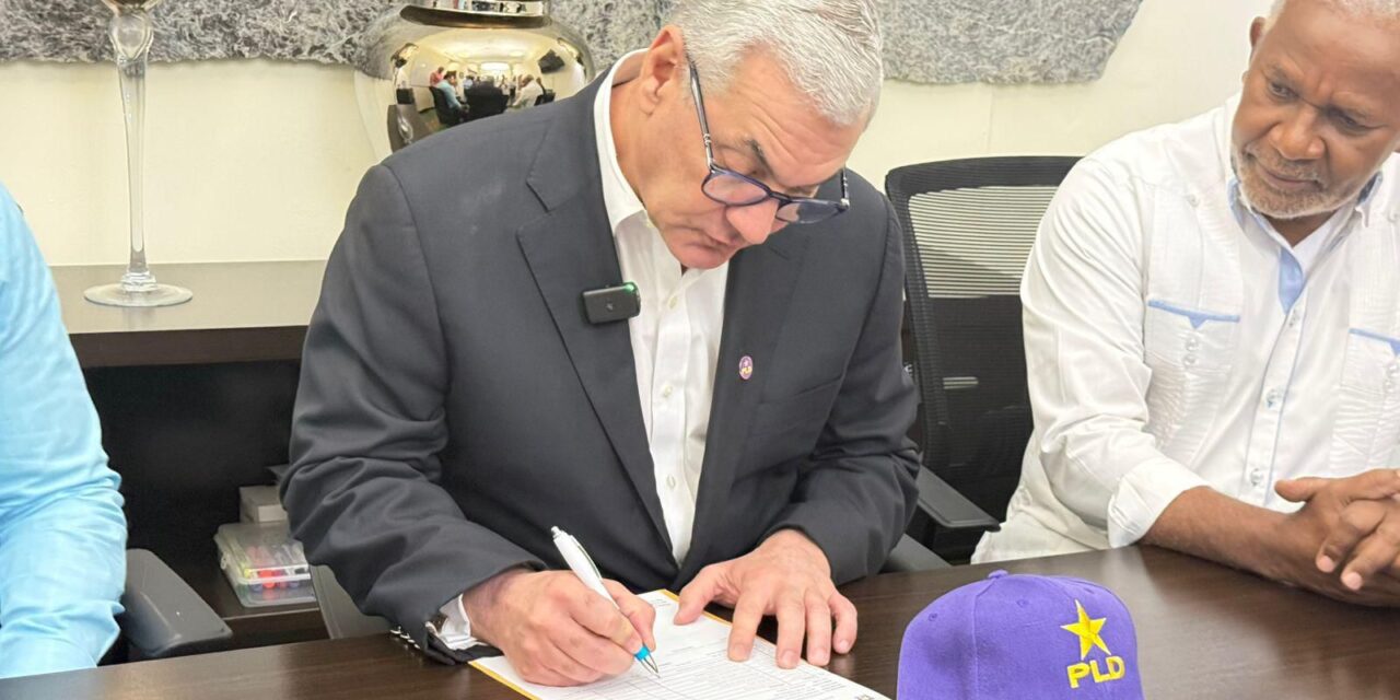 Gonzalo Castillo firma la Ley de Validación de su membresía en el PLD