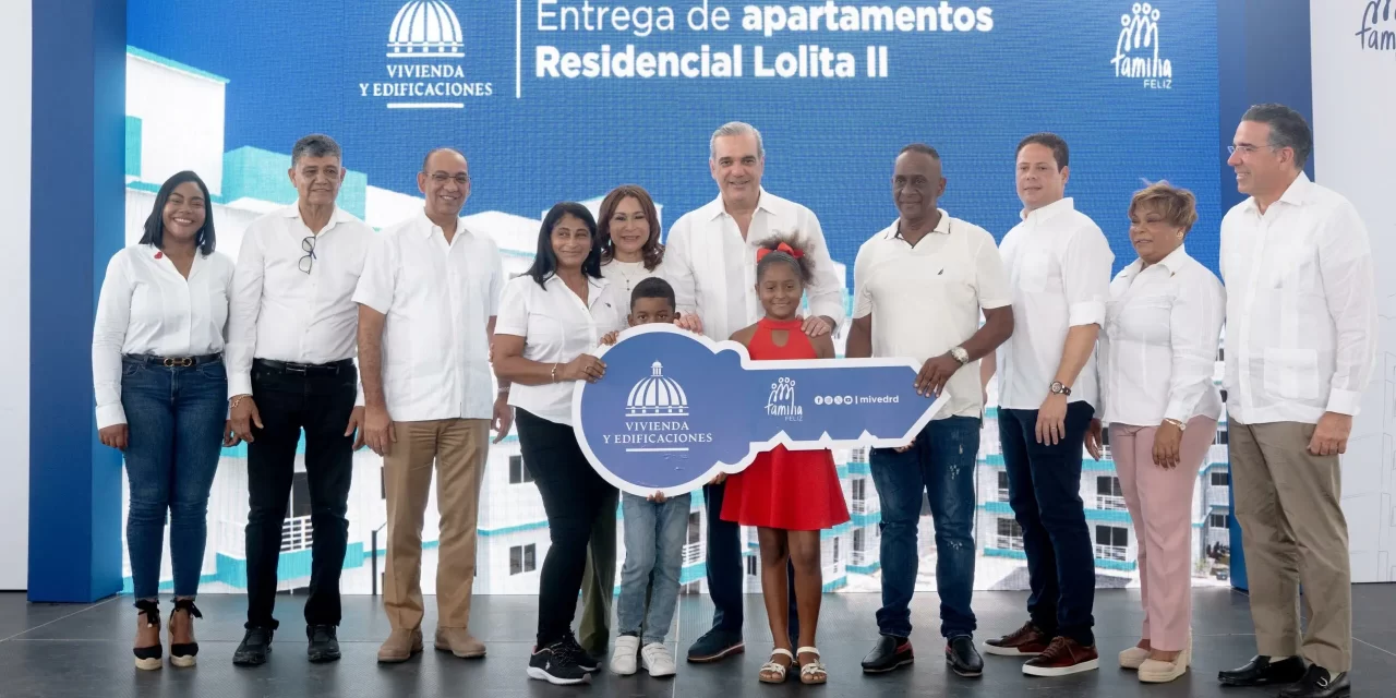 El presidente Luis Abinader y el Ministro de Vivienda entregan 140 apartamentos en West Santo Domingo.
