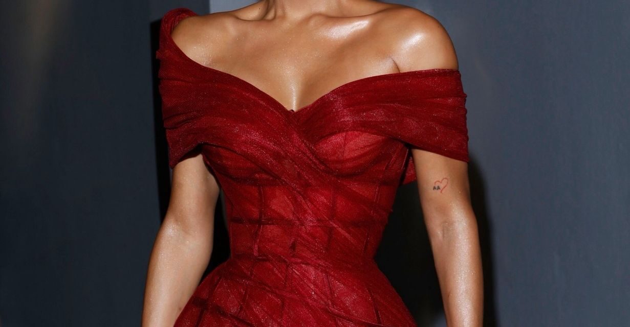 Caroline Aquino deslumbra como presentadora en los Premios de Moda Dominicana