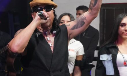 Elvis Crespo ilumina la casa de Alofoke