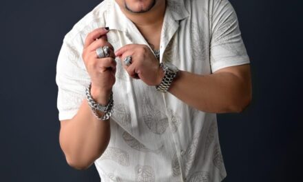 Video Una mujer que usa tarjetas robadas para cantante Asdrubar