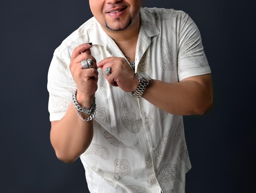 Video Una mujer que usa tarjetas robadas para cantante Asdrubar