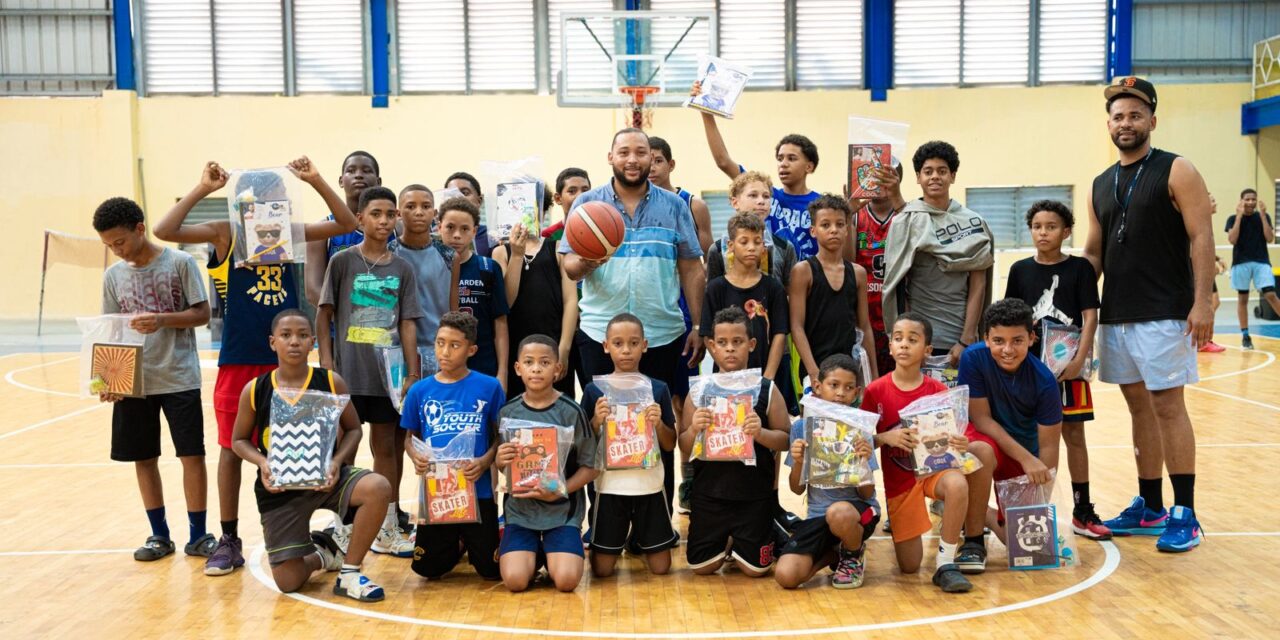 Fray Castro realiza recorrido de entrega de kits escolares en el municipio de Nagua