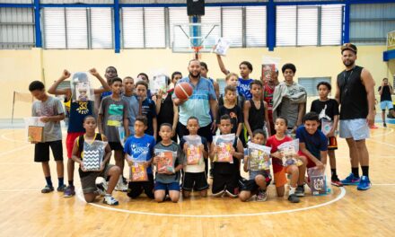 Fray Castro realiza recorrido de entrega de kits escolares en el municipio de Nagua