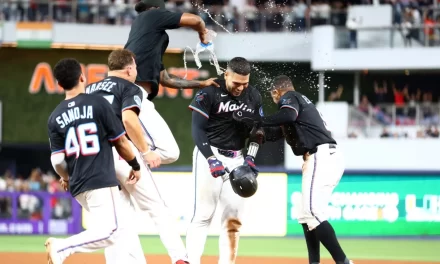 Marlins remontan para dejar tendidos a Yankees