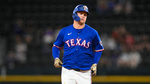 Rangers hunden aún más a los Yankees con poderosa remontada en extrainnings