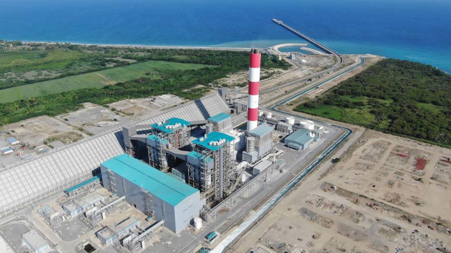 Abinader atribuye apagones a una decano demanda de electricidad, apagados de plantas y la presencia de Sargassum.