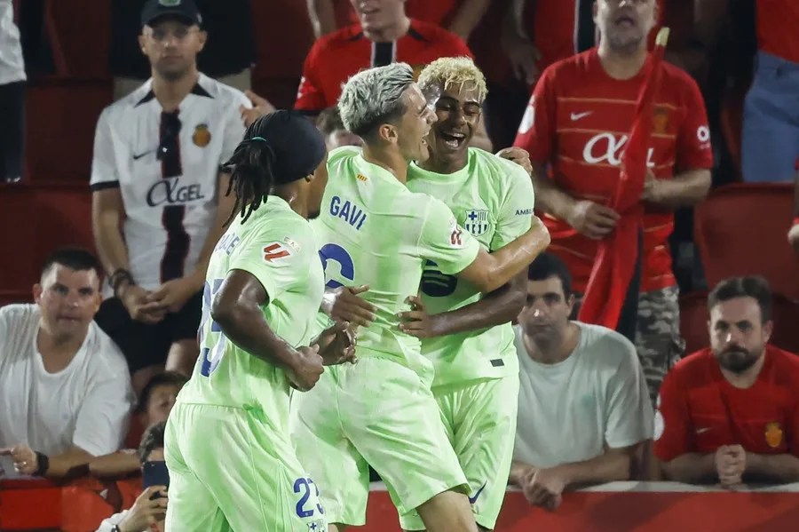El Barça debuta con autoridad y vence 0-3 a un Mallorca que terminó con nueve jugadores