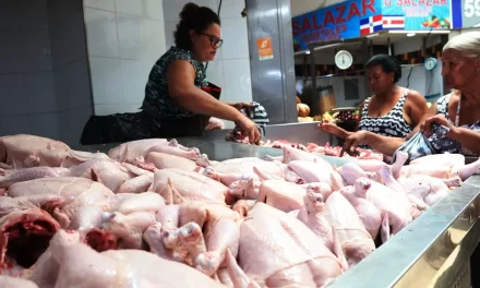 Una libra de pollo continúa vendiendo por RD $ 85.00.