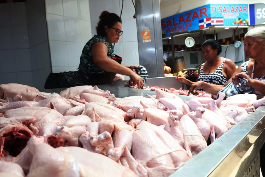 Una libra de pollo continúa vendiendo por RD $ 85.00.