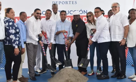 Ministro de Deportes da primer picazo para la construcción del multiusos del Club 30 de Mayo