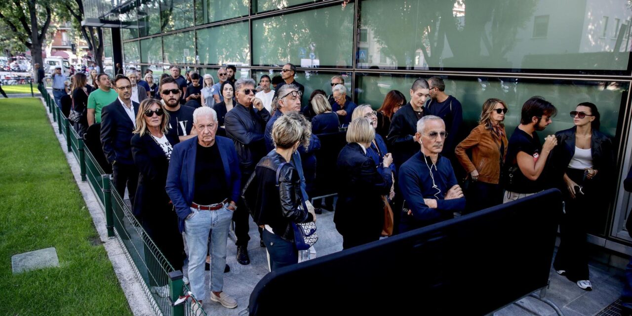Milán da el final adiós al «rey» de la moda, Giorgio Armani