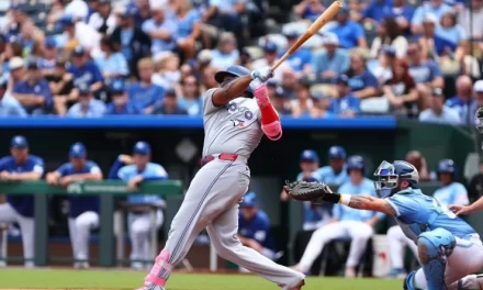 Vladimir Guerrero Jr pega doblete; Basallo conecta vuelacerca