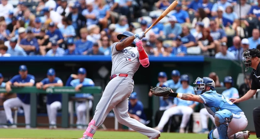 Vladimir Guerrero Jr pega doblete; Basallo conecta vuelacerca