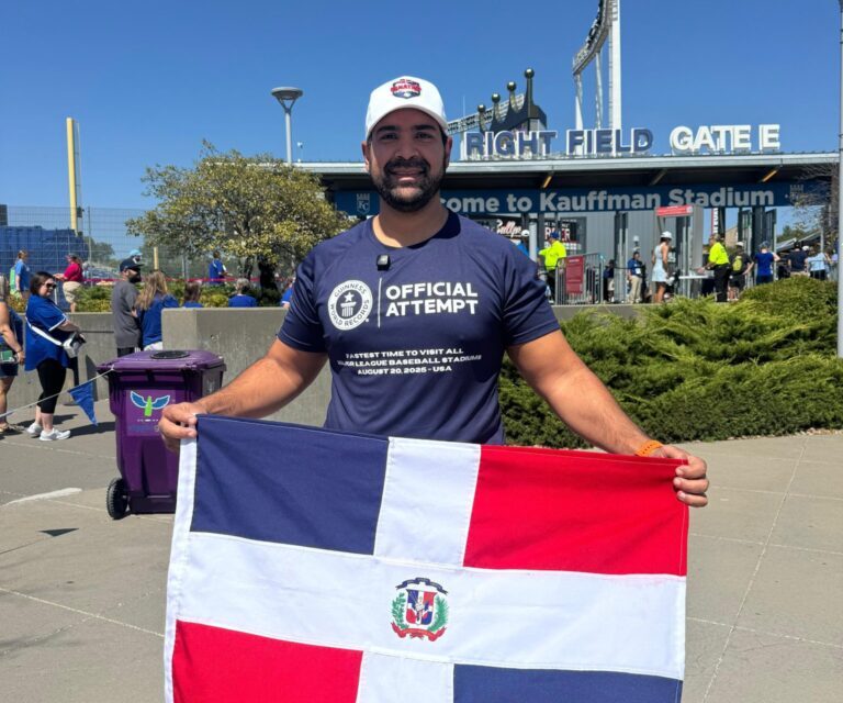 Dominicano Jepssy Beltré logra Récord Guinness al pasarse los 30 estadios de Grandes Ligas en solo 25 días