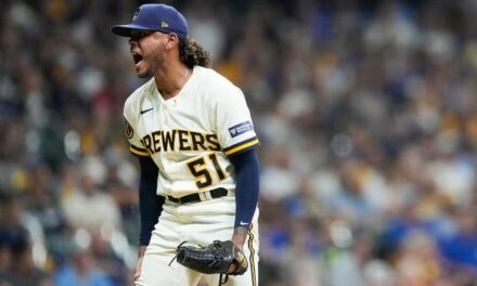 Freddy Peralta alcanza 10 ponches y gurú triunfo de los Cerveceros rumbo a la postemporada