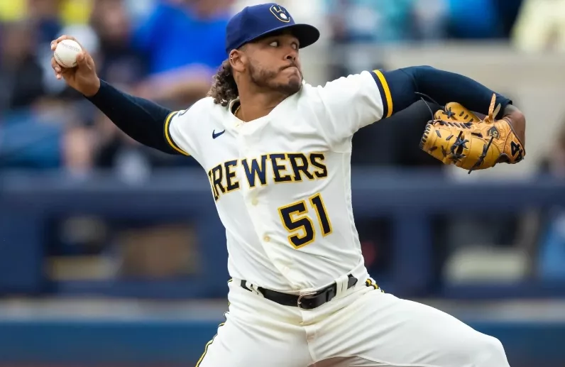 Freddy Peralta, electo Lanzador del Mes agosto Liga Nacional