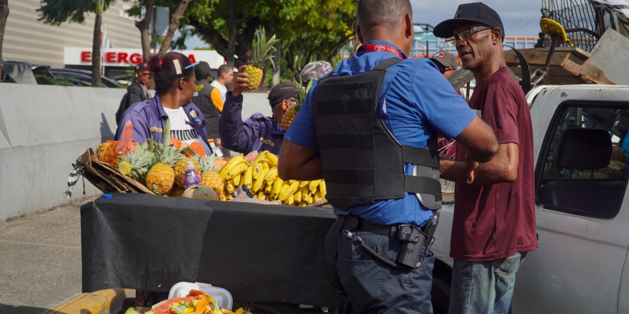 ADN y la policía franquista despejan a los proveedores informales de las intersecciones de Santo Domingo