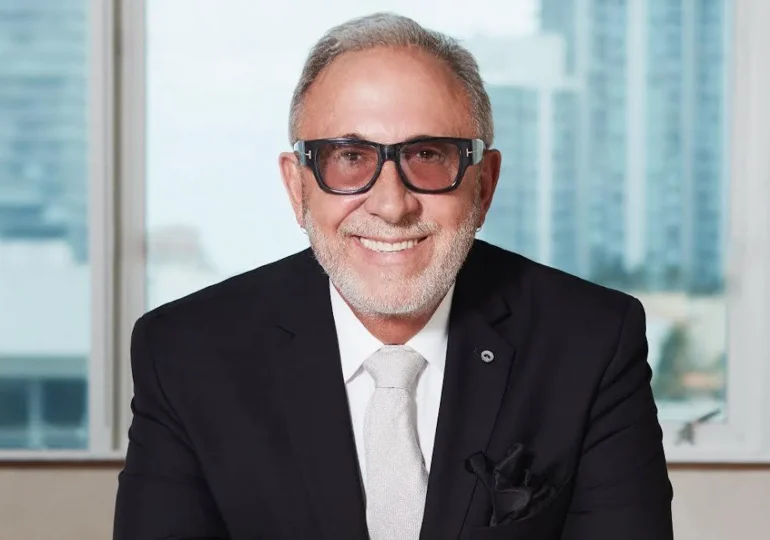 Abinader da la bienvenida al productor musical Emilio Estefan Jr. al Palacio Nacional