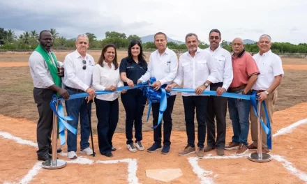 Barrick entrega campo béisbol Nuevos Horizontes